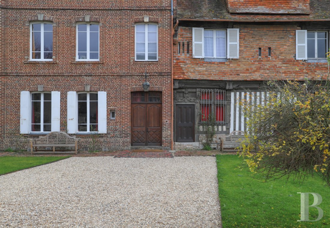 Dans le  Calvados, au pied de la  Basilique de Lisieux un manoir médiéval du 16e siècle. - photo  n°5
